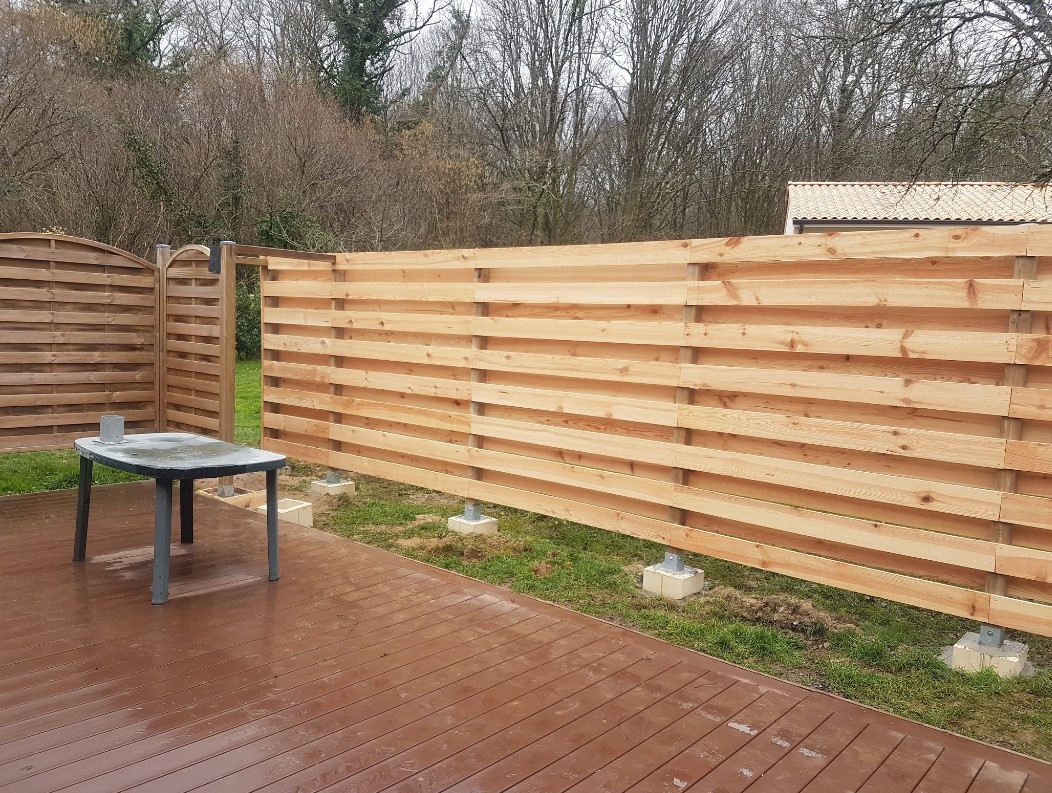 Palissade en bois neuve apres dessouchage et amenagement