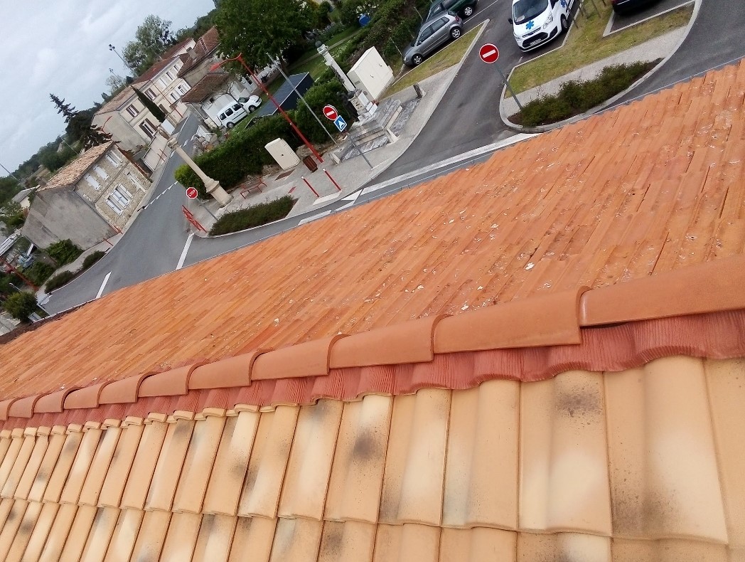 Intervention en hauteur vue depuis la toiture, contexte urbain